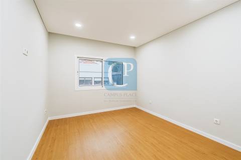 Apartamento T2 renovado e equipado à Avenida Fernão Magalhães