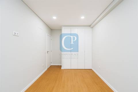 Apartamento T2 renovado e equipado à Avenida Fernão Magalhães