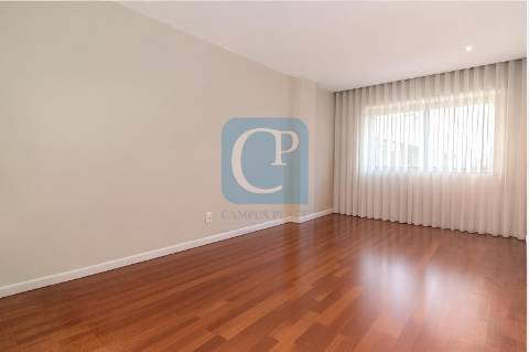 Apartamento T3+1 equipado com varanda em Ramalde, Porto