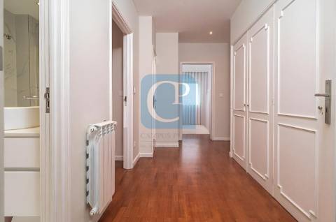 Apartamento T3+1 equipado com varanda em Ramalde, Porto