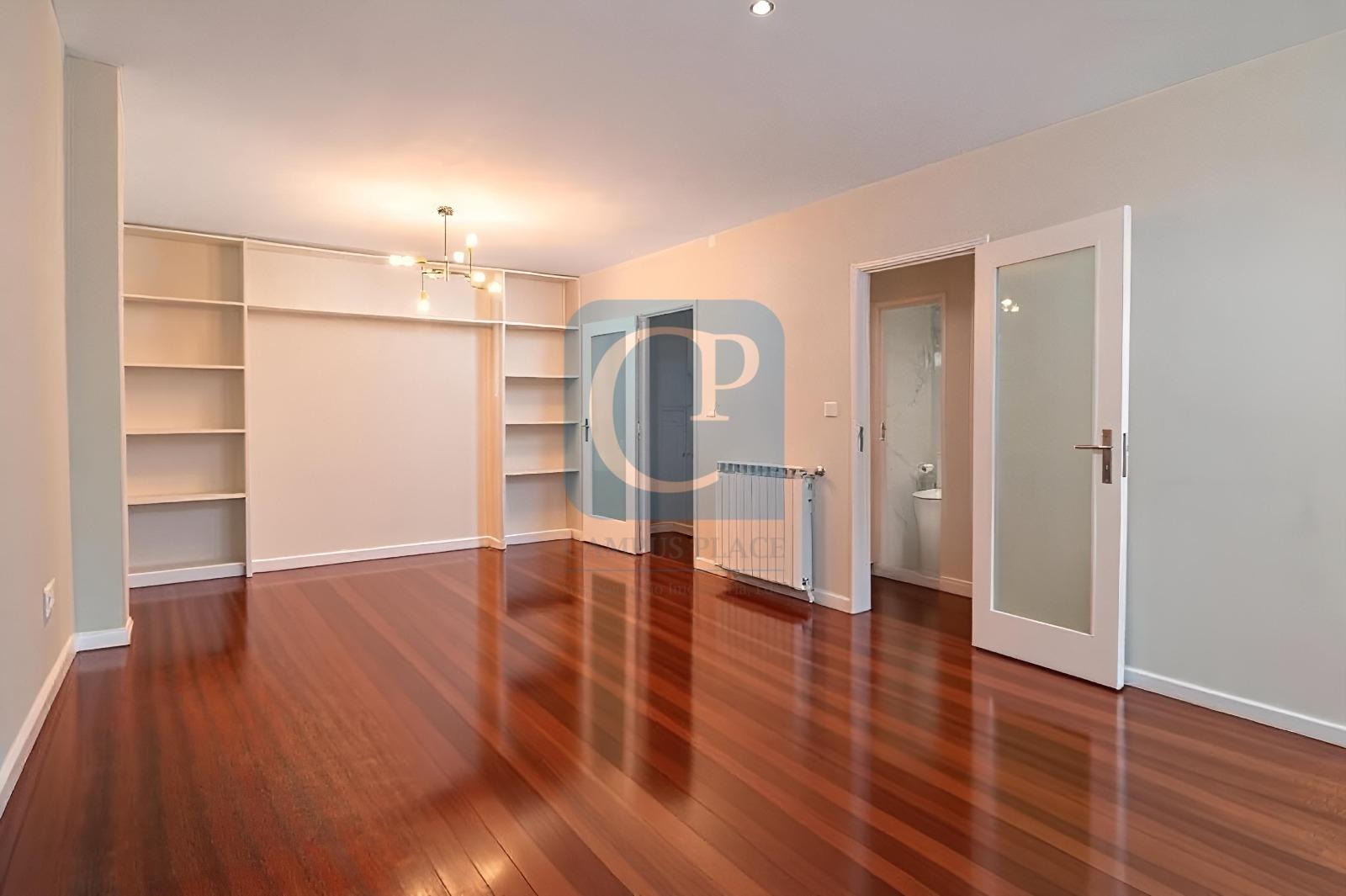 Apartamento T3+1 equipado com varanda em Ramalde, Porto