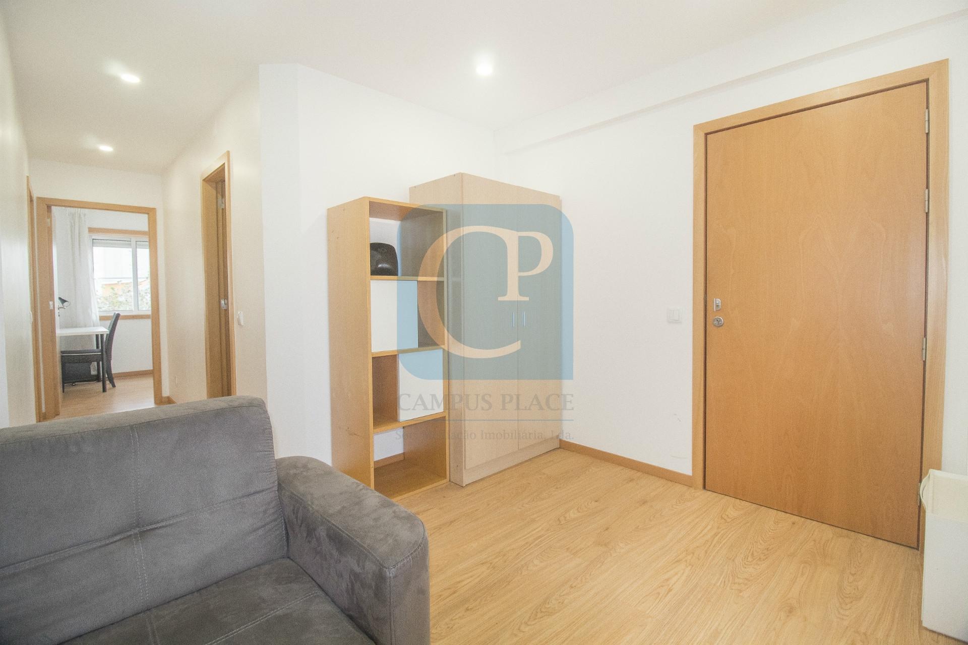 Apartamento T3 renovado com terraço, ao ISCAP e 900mts H.S.João