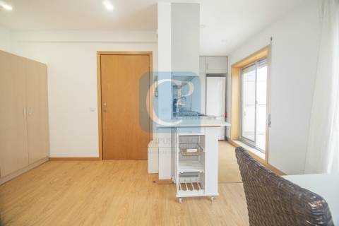 Apartamento T3 renovado com terraço, ao ISCAP e 900mts H.S.João