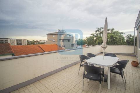 Apartamento T3 renovado com terraço, ao ISCAP e 900mts H.S.João