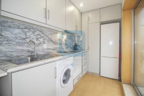 Apartamento T3 renovado com terraço, ao ISCAP e 900mts H.S.João