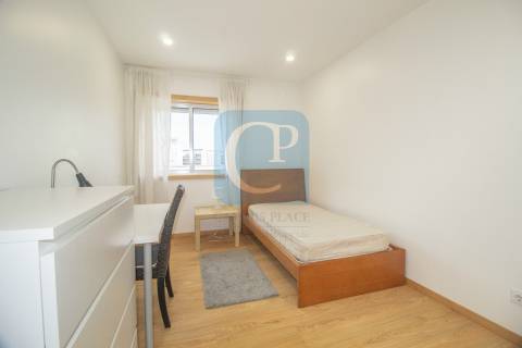 Apartamento T3 renovado com terraço, ao ISCAP e 900mts H.S.João