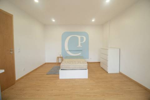 Apartamento T3 renovado com terraço, ao ISCAP e 900mts H.S.João