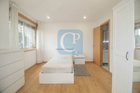 Apartamento T3 renovado com terraço, ao ISCAP e 900mts H.S.João