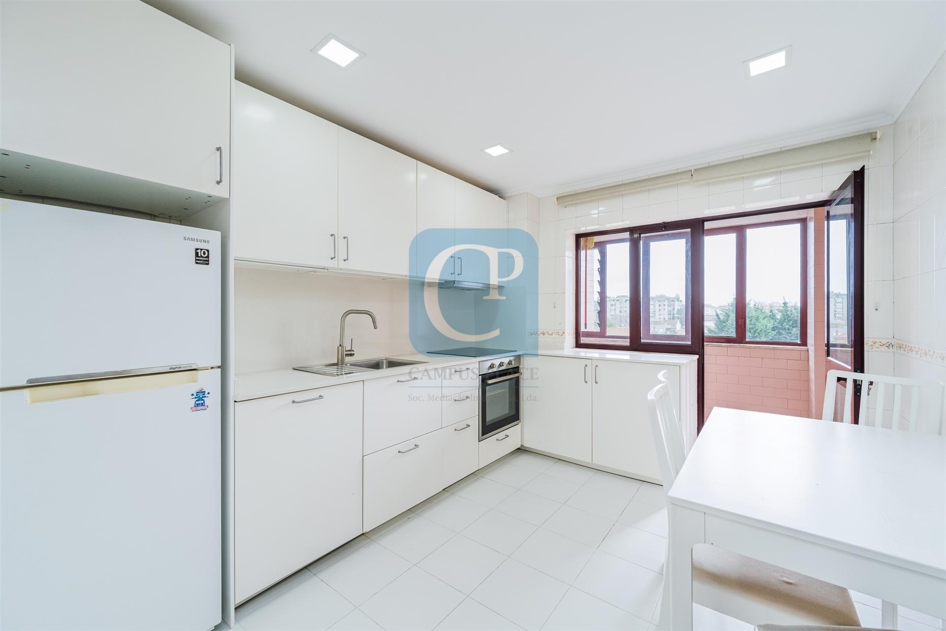 Apartamento T2 equipado na zona da Vilarinha, Aldoar, Porto