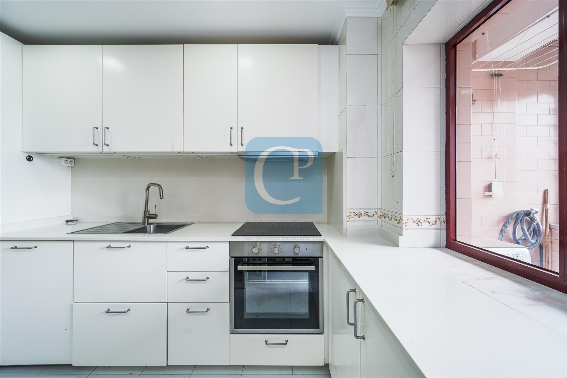 Apartamento T2 equipado na zona da Vilarinha, Aldoar, Porto