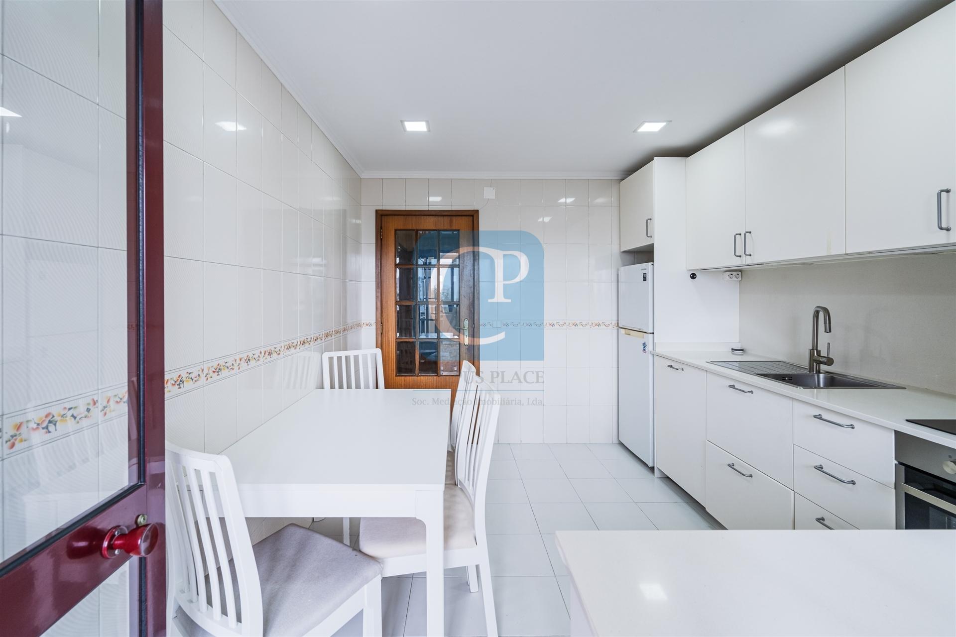Apartamento T2 equipado na zona da Vilarinha, Aldoar, Porto