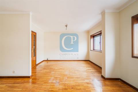 Apartamento T2 equipado na zona da Vilarinha, Aldoar, Porto