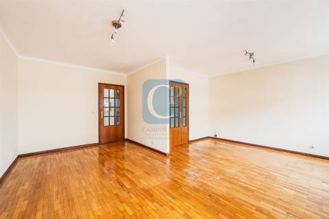 Apartamento T2 equipado na zona da Vilarinha, Aldoar, Porto
