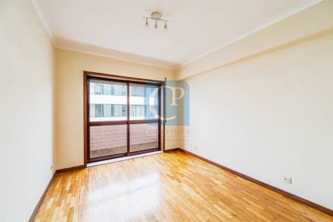 Apartamento T2 equipado na zona da Vilarinha, Aldoar, Porto