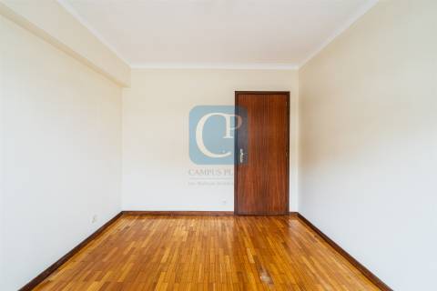 Apartamento T2 equipado na zona da Vilarinha, Aldoar, Porto