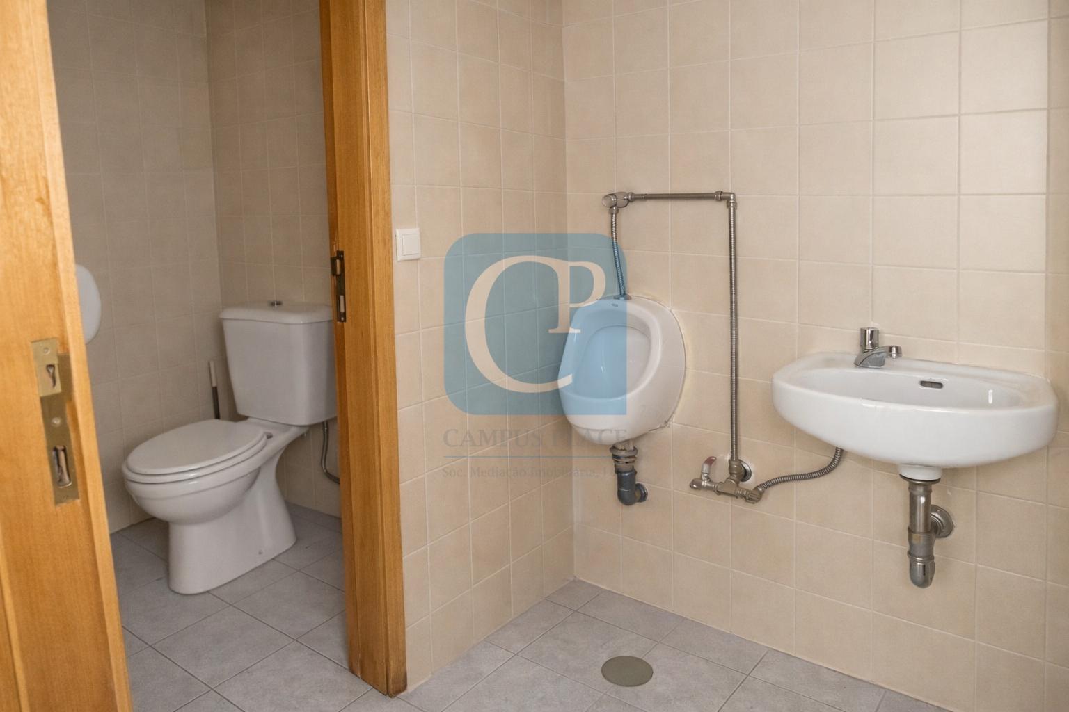 Loja comercial na Prelada, Ramalde, Porto