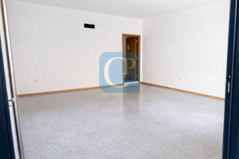 Loja comercial na Prelada, Ramalde, Porto