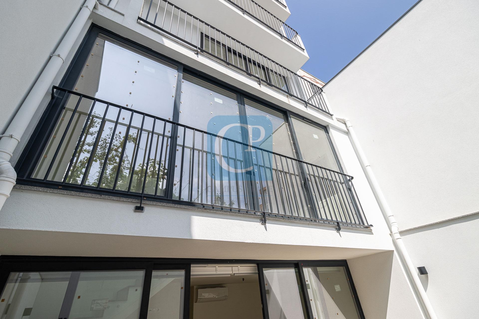 Apartamento T1Kit novo, em frente ao Hospital São João