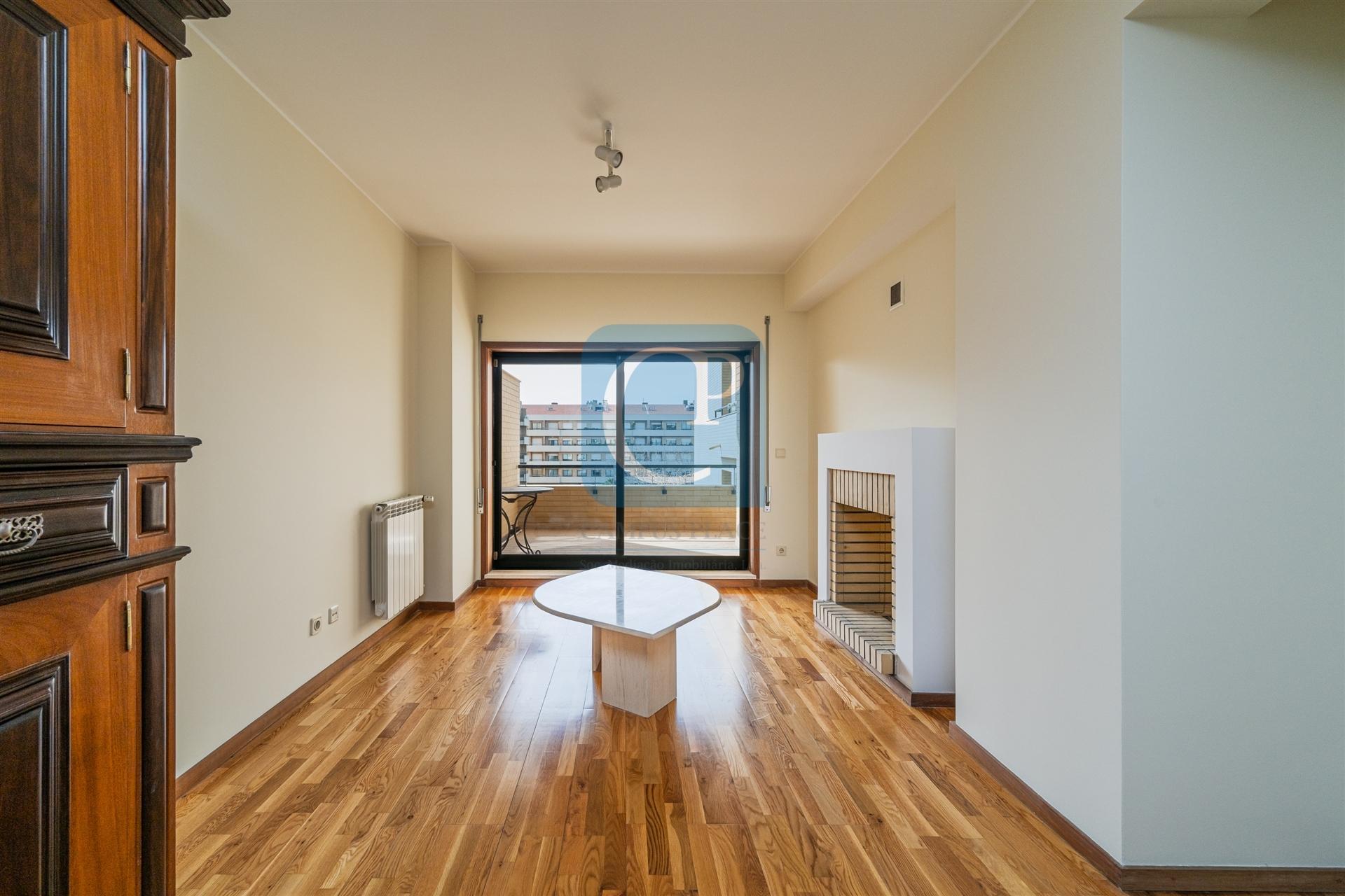 Apartamento T3 semi-equipado na Foz do Douro