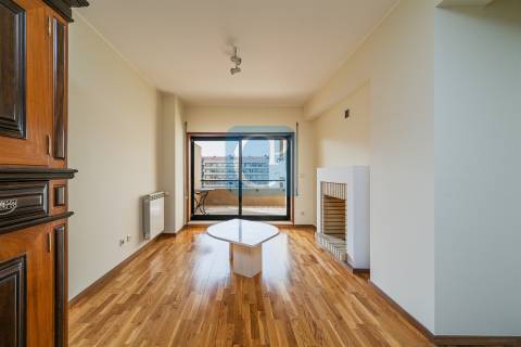 Apartamento T3 semi-equipado na Foz do Douro