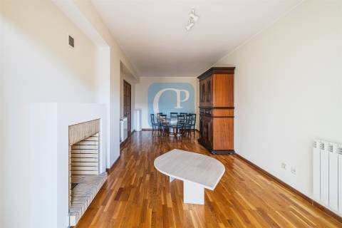 Apartamento T3 semi-equipado na Foz do Douro