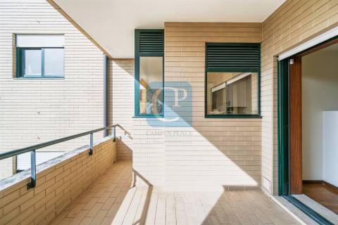 Apartamento T3 semi-equipado na Foz do Douro