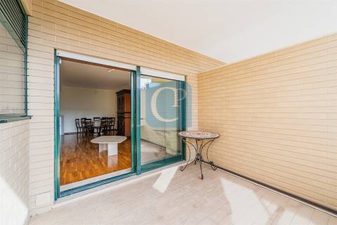 Apartamento T3 semi-equipado na Foz do Douro