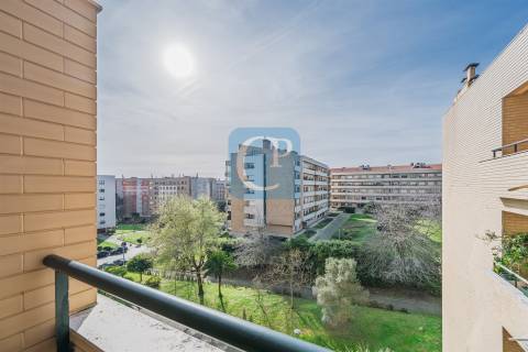 Apartamento T3 semi-equipado na Foz do Douro