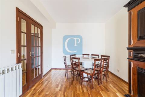 Apartamento T3 semi-equipado na Foz do Douro