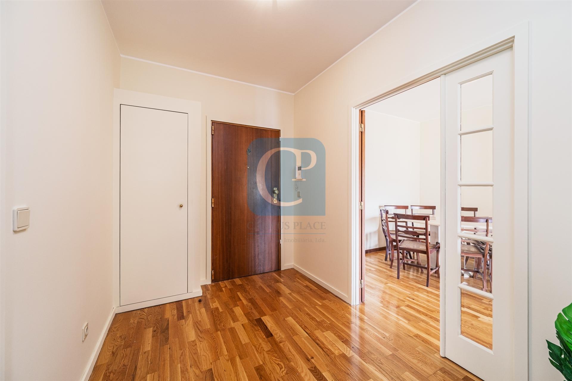 Apartamento T3 semi-equipado na Foz do Douro