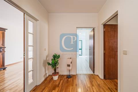 Apartamento T3 semi-equipado na Foz do Douro