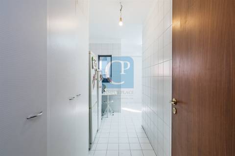 Apartamento T3 semi-equipado na Foz do Douro