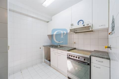 Apartamento T3 semi-equipado na Foz do Douro