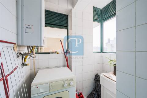 Apartamento T3 semi-equipado na Foz do Douro