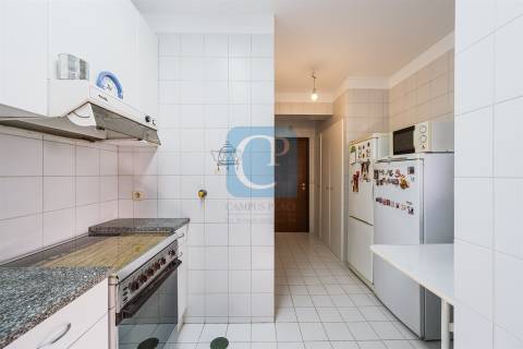 Apartamento T3 semi-equipado na Foz do Douro