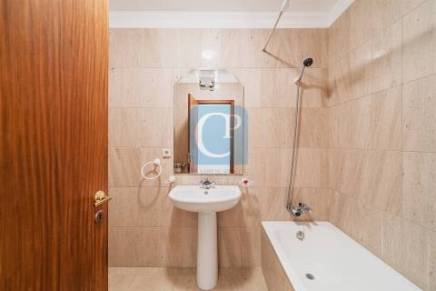 Apartamento T3 semi-equipado na Foz do Douro