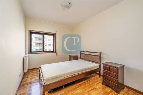 Apartamento T3 semi-equipado na Foz do Douro