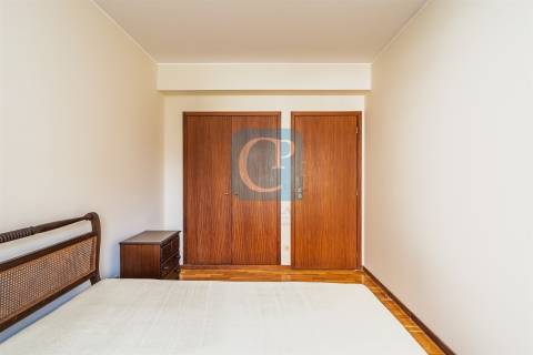 Apartamento T3 semi-equipado na Foz do Douro