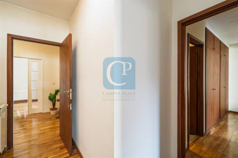 Apartamento T3 semi-equipado na Foz do Douro