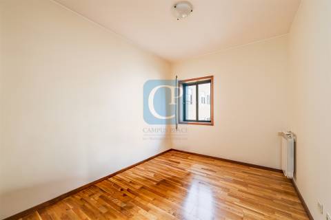Apartamento T3 semi-equipado na Foz do Douro