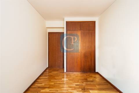 Apartamento T3 semi-equipado na Foz do Douro