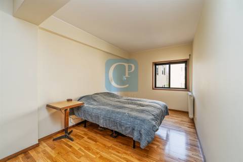 Apartamento T3 semi-equipado na Foz do Douro