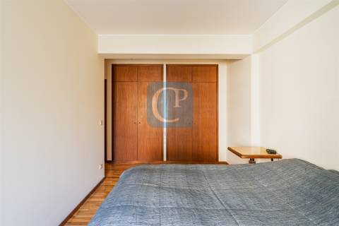 Apartamento T3 semi-equipado na Foz do Douro