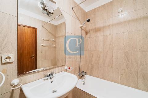 Apartamento T3 semi-equipado na Foz do Douro