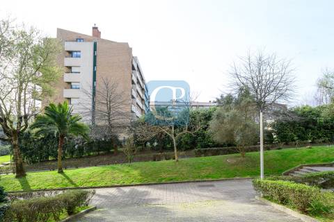 Apartamento T3 semi-equipado na Foz do Douro