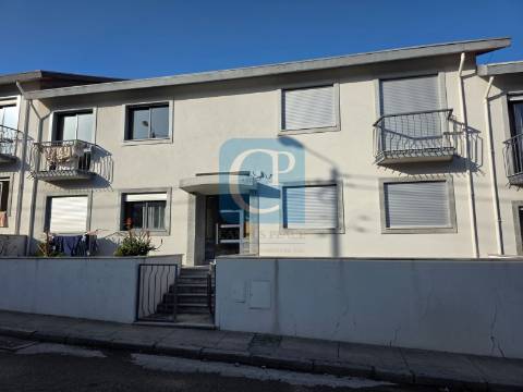 Apartamento T2 renovado em São Mamede Infesta e Senhora da Hora