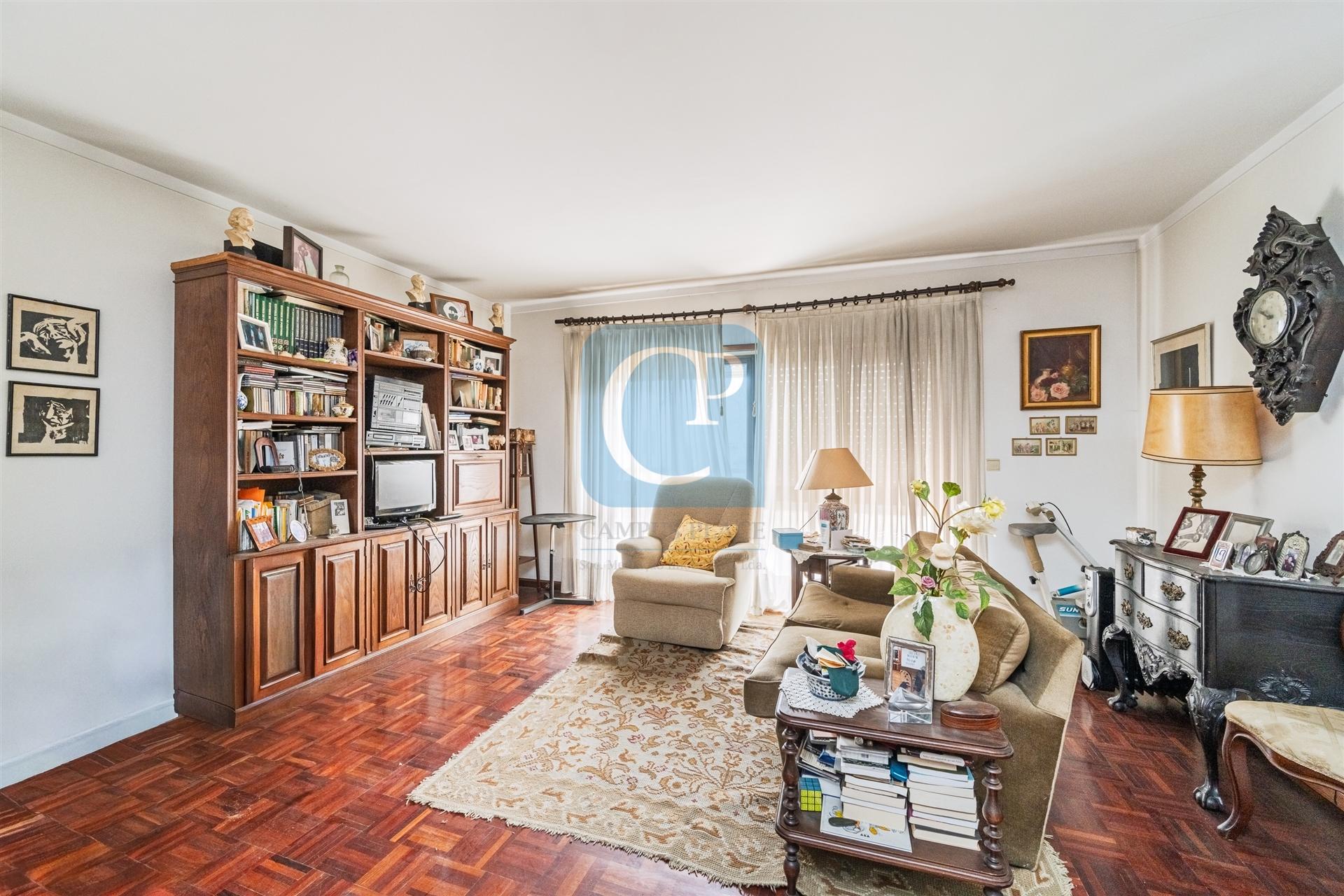 Apartamento T2 em Paranhos junto ao metro de Salgueiros