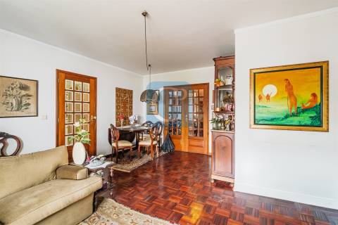 Apartamento T2 em Paranhos junto ao metro de Salgueiros