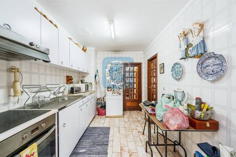 Apartamento T2 em Paranhos junto ao metro de Salgueiros