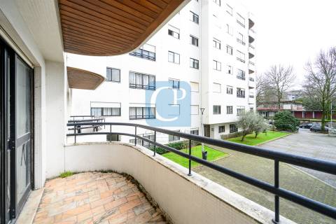 Apartamento T2 em Paranhos junto ao metro de Salgueiros